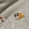 Boutons or et argent de Loops & Threads